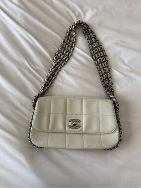 CHANEL Cream Quilted Leather Shoulder Bag with Silver Chain 2004